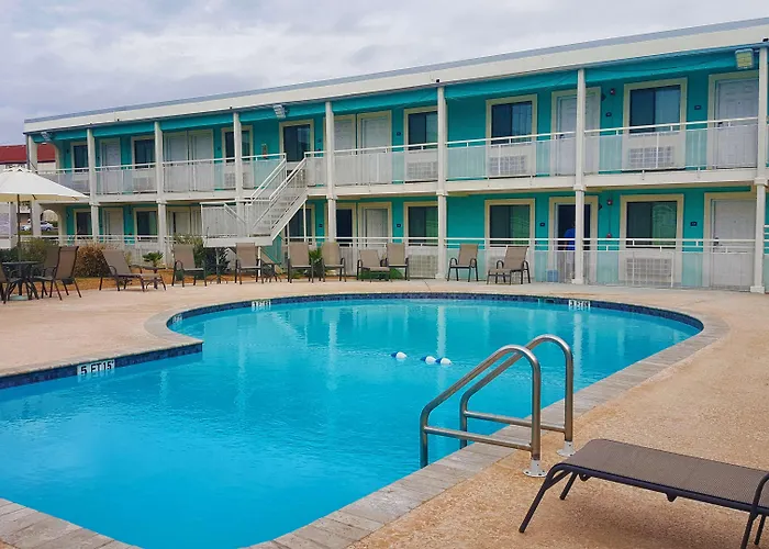 Spanish Trails Inn - Laredo Hotel